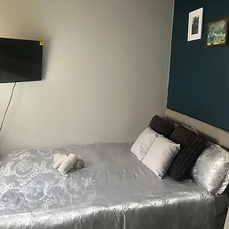 Queenomega'S Home Stay London Exterior photo